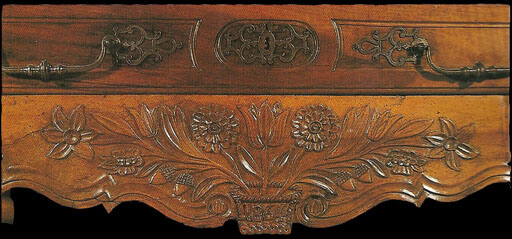 Corbeille de fleurs sur une ceinture d'armoire fabriquée par Maugin, à Sennecey-le-Grand