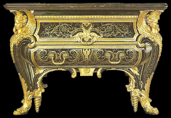 La paire de bureaux livrée par Boulle en 1708 pour la chambre de Louis XIV au Grand Trianon est la première commode datable avec précision