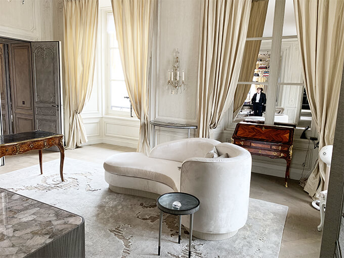 Bureau de pente d'époque Louis XV dans la suite Karl Lagerfeld à l'Hôtel De Crillon