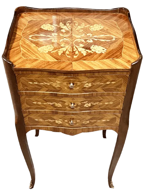 Après restauration. Table de nuit de style Louis XV Après restauration. Restauration à Paris - Vincennes d'une table de nuit de style Louis XV