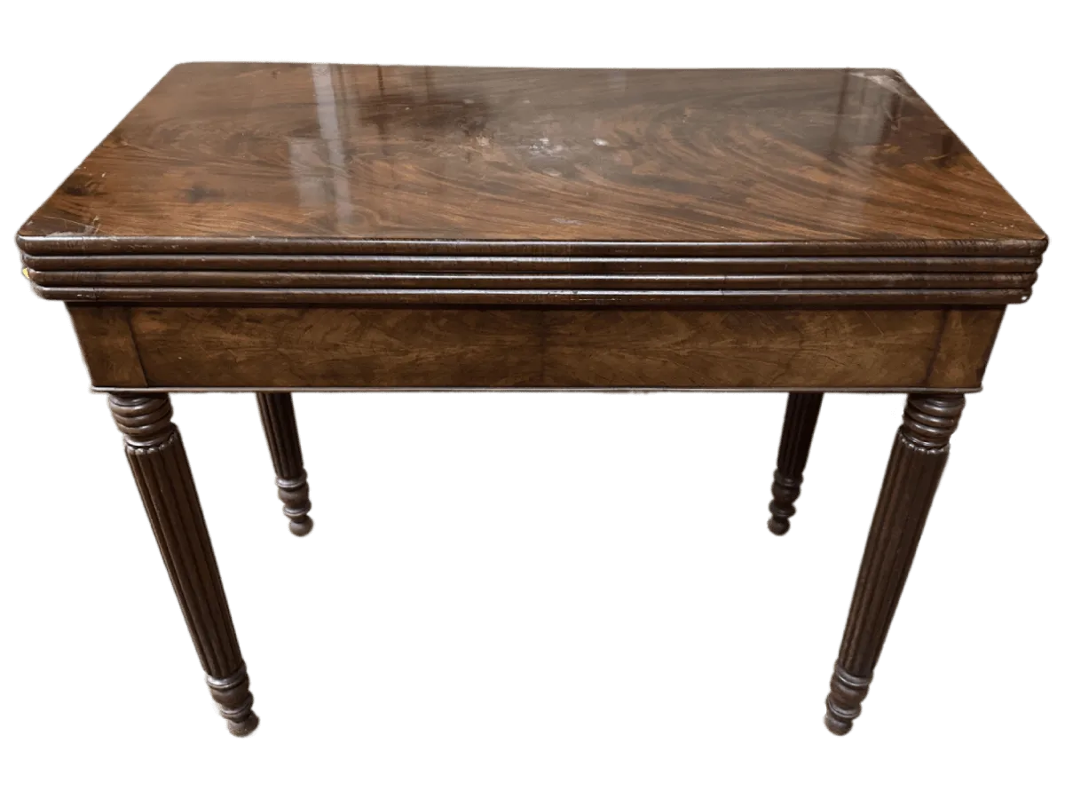 Avant restauration. Table à jeux d'époque Charles X Avant restauration. Restauration à Paris - Vincennes d'une table à jeux d'époque Charles X