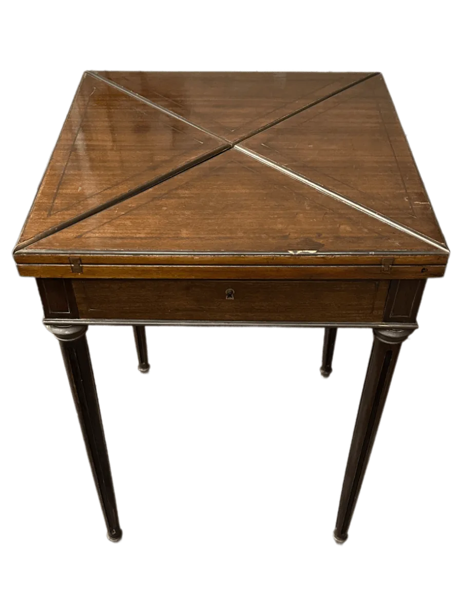 Avant restauration. Table à jeux de style Louis XVI Avant restauration. Restauration à Paris - Vincennes d'une table à jeux de style Louis XVI