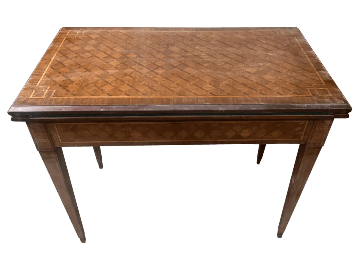Avant restauration. Table à jeux de style Louis XVI Avant restauration. Restauration à Paris - Vincennes d'une table à jeux de style Louis XVI
