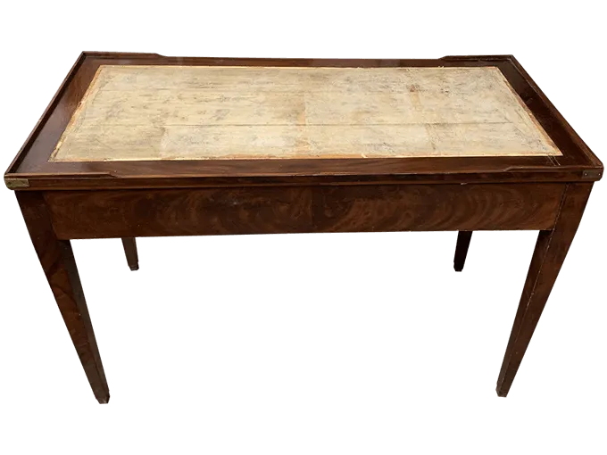 Avant restauration. Table à jeux d'époque Charles X Avant restauration. Restauration à Paris - Vincennes d'une table à jeux d'époque Charles X