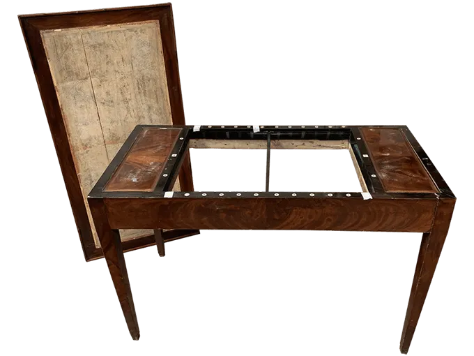 Avant restauration. Table à jeux d'époque Charles X Avant restauration. Restauration à Paris - Vincennes d'une table à jeux d'époque Charles X