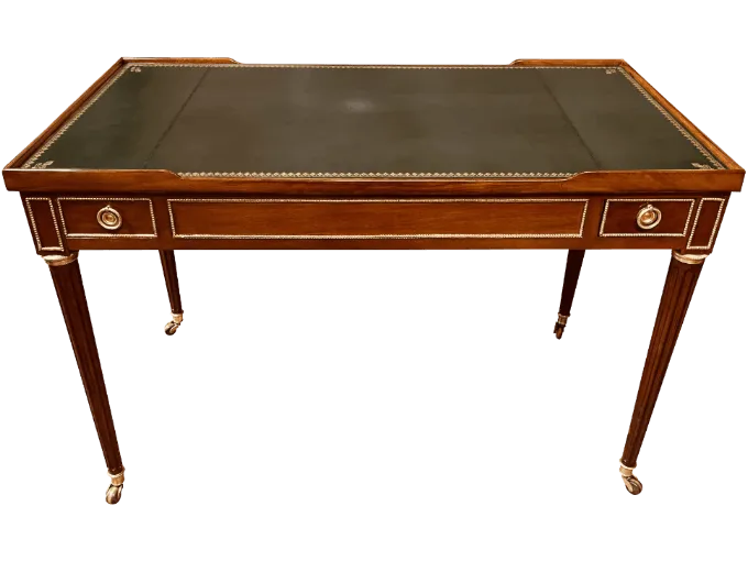 Après restauration. Table à jeux d'époque Louis XVI estampillée de Claude-Mathieu Magnien Après restauration. Restauration à Paris - Vincennes d'une table à jeux d'époque Louis XVI estampillée de Claude-Mathieu Magnien