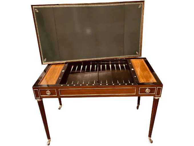 Après restauration. Table à jeux d'époque Louis XVI estampillée de Claude-Mathieu Magnien Après restauration. Restauration à Paris - Vincennes d'une table à jeux d'époque Louis XVI estampillée de Claude-Mathieu Magnien