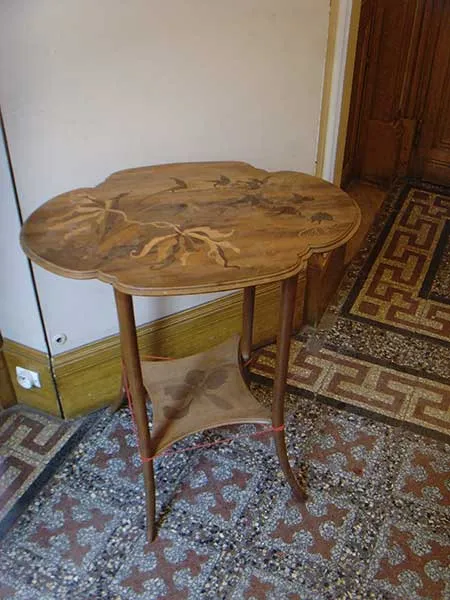 Avant restauration. Table Gallé Avant restauration. Restauration à Paris - Vincennes d'une table Gallé